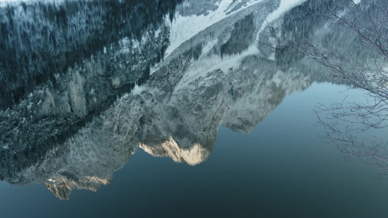 在寒冷的冬天，奥地利的阿尔卑斯山在戈绍湖上的倒影视频下载