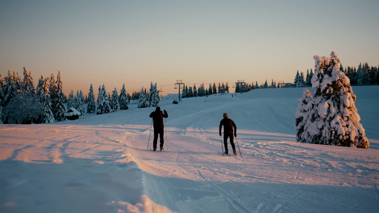 SLO MO人们在山上的轨道上越野滑雪视频素材