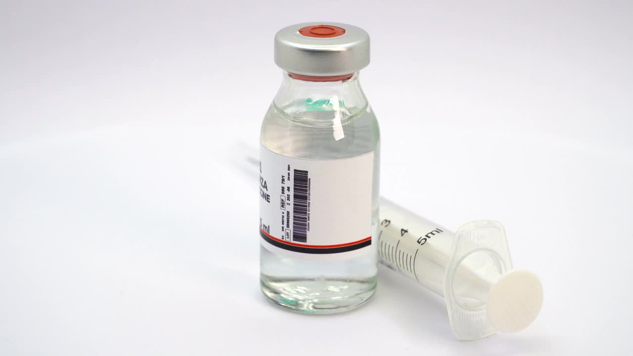 H5N1疫苗和注射器视频素材