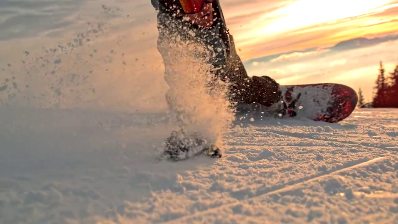 日落时分，滑雪板在斜坡上雕刻的时间曲线视频素材