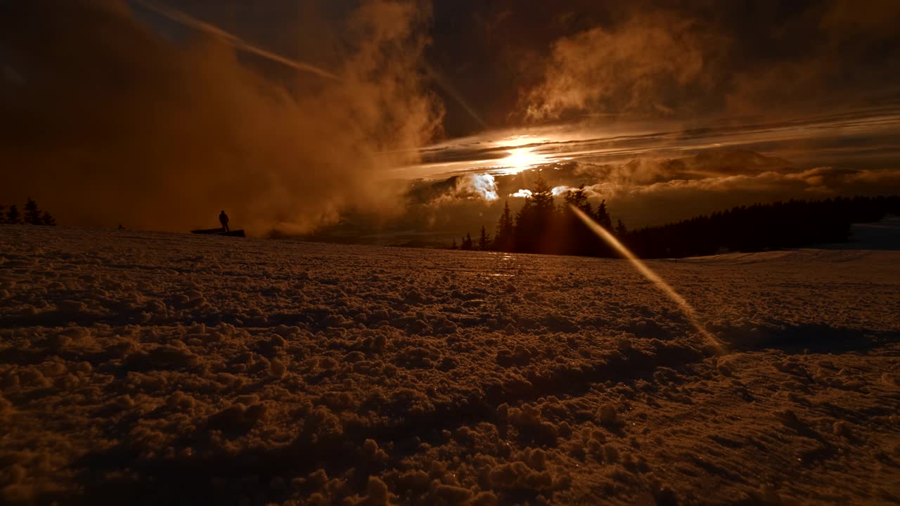 超级SLO MO剪影滑雪板雕刻下斜坡在黄昏视频素材