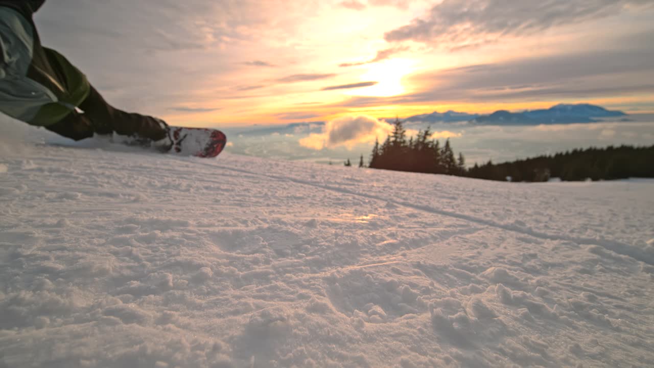 超级SLO MO滑雪板喷涂雪时，雕刻下斜坡视频素材