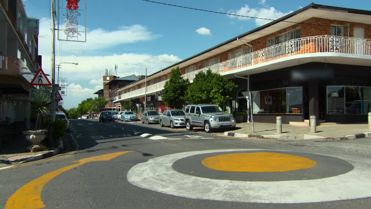 南非约翰内斯堡:一个安静城市的十字路口被封锁，在晴朗的蓝天下只有少量的行人和车流视频下载