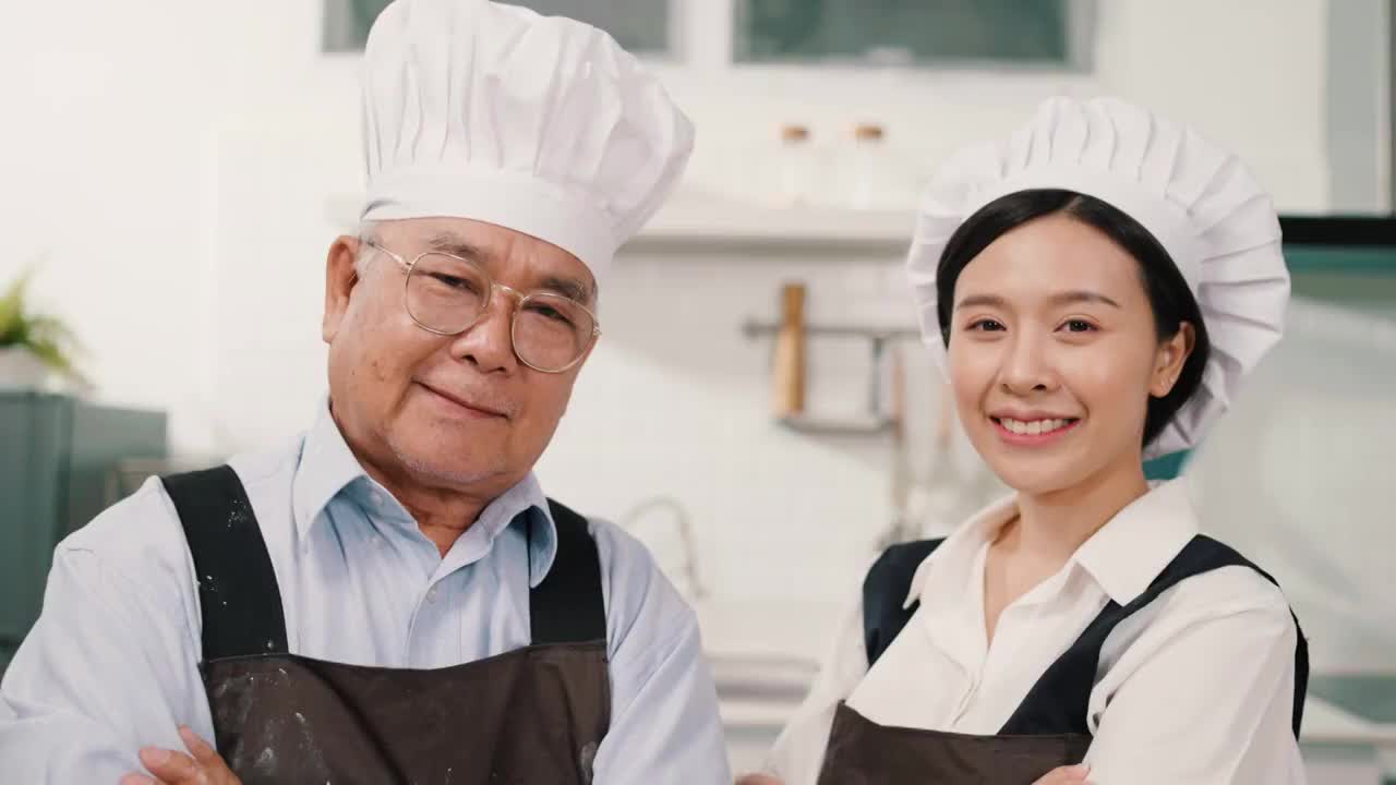 高级厨师在厨房的肖像视频下载