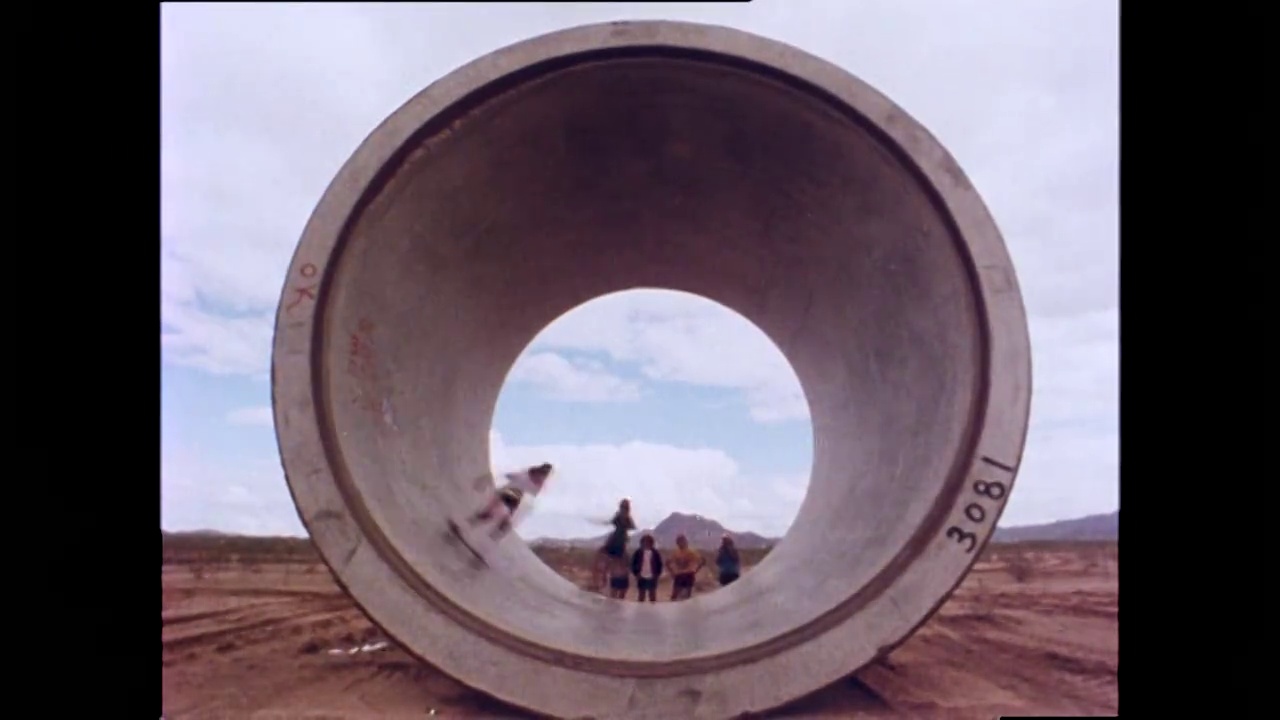 人们在沙漠里的混凝土管道里玩滑板;1978视频下载