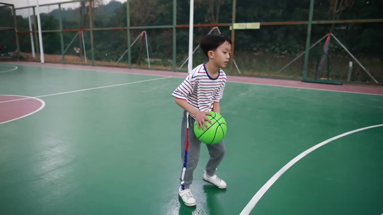 可爱的小男孩在打篮球视频素材