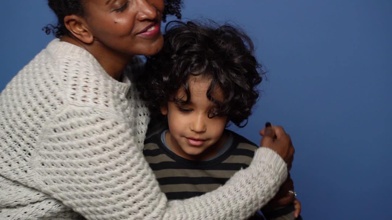母亲和年幼的儿子拥抱视频素材