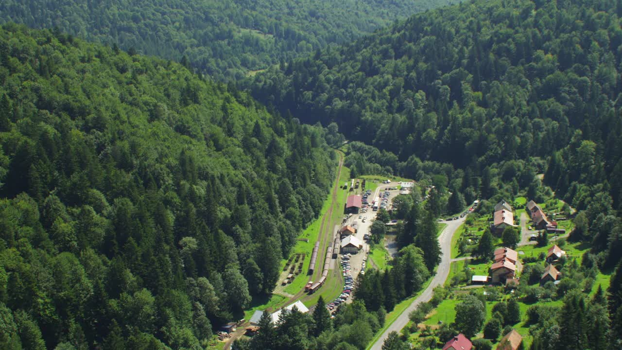 古老的旅游火车穿过Białowieża森林和周围的田野。鸟瞰图视频下载