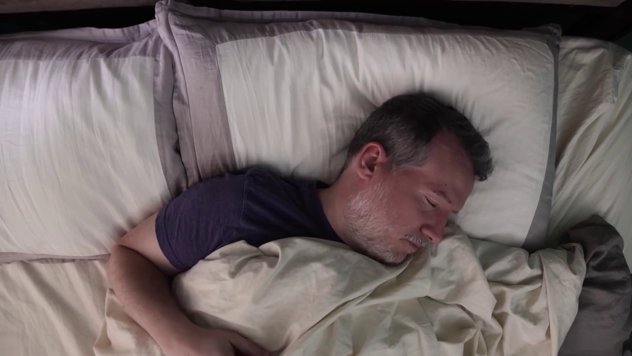 头顶上的成熟男人在床上辗转反侧无法入睡视频素材