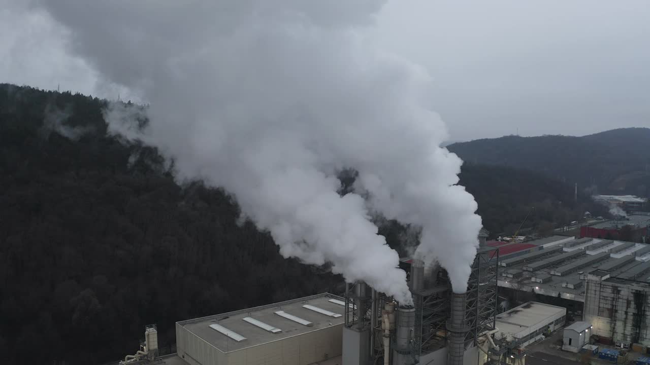 当废气从烟囱流入大气时，工业工厂的鸟瞰图视频素材