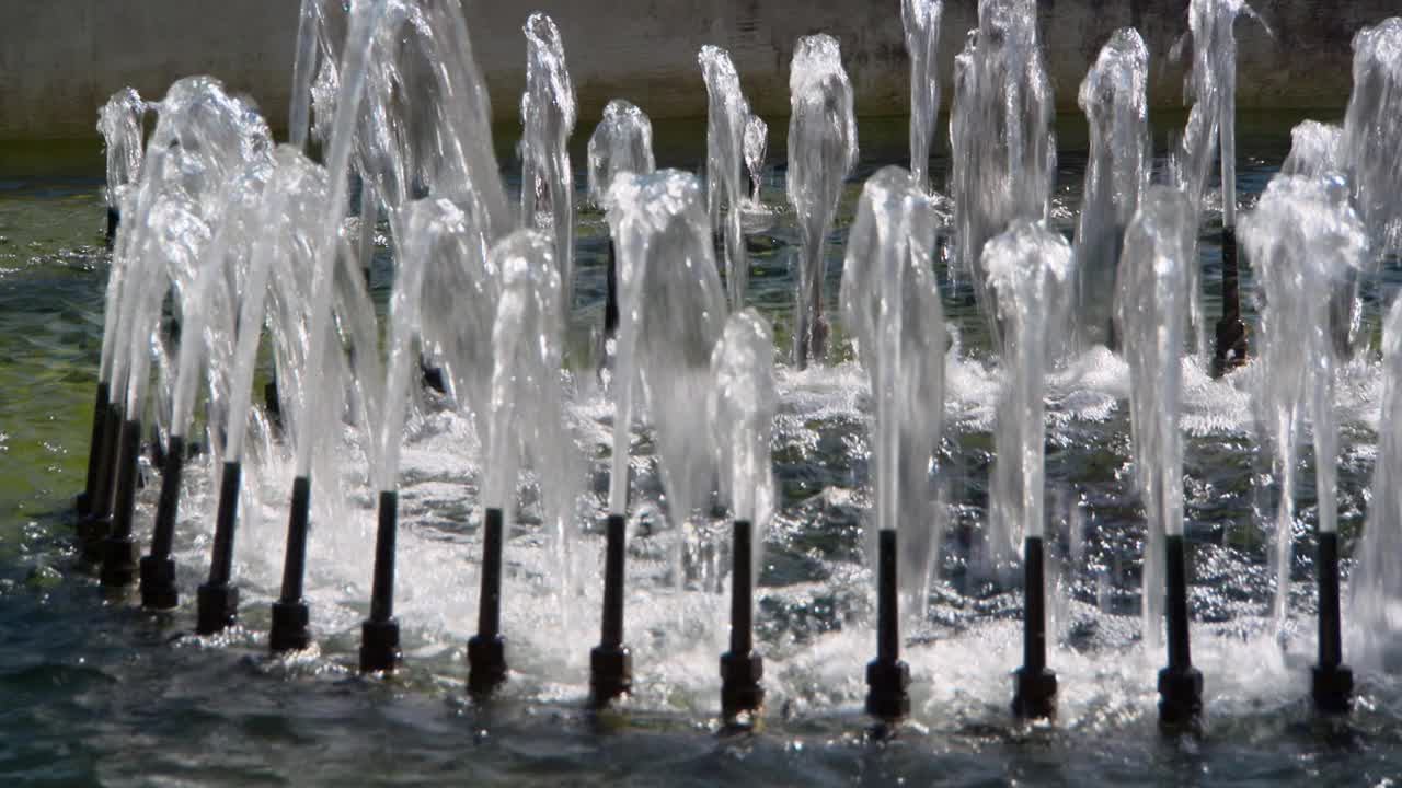 一个冒泡的喷泉和明亮的反射太阳光的特写锅-蒙特卡罗，摩纳哥视频下载