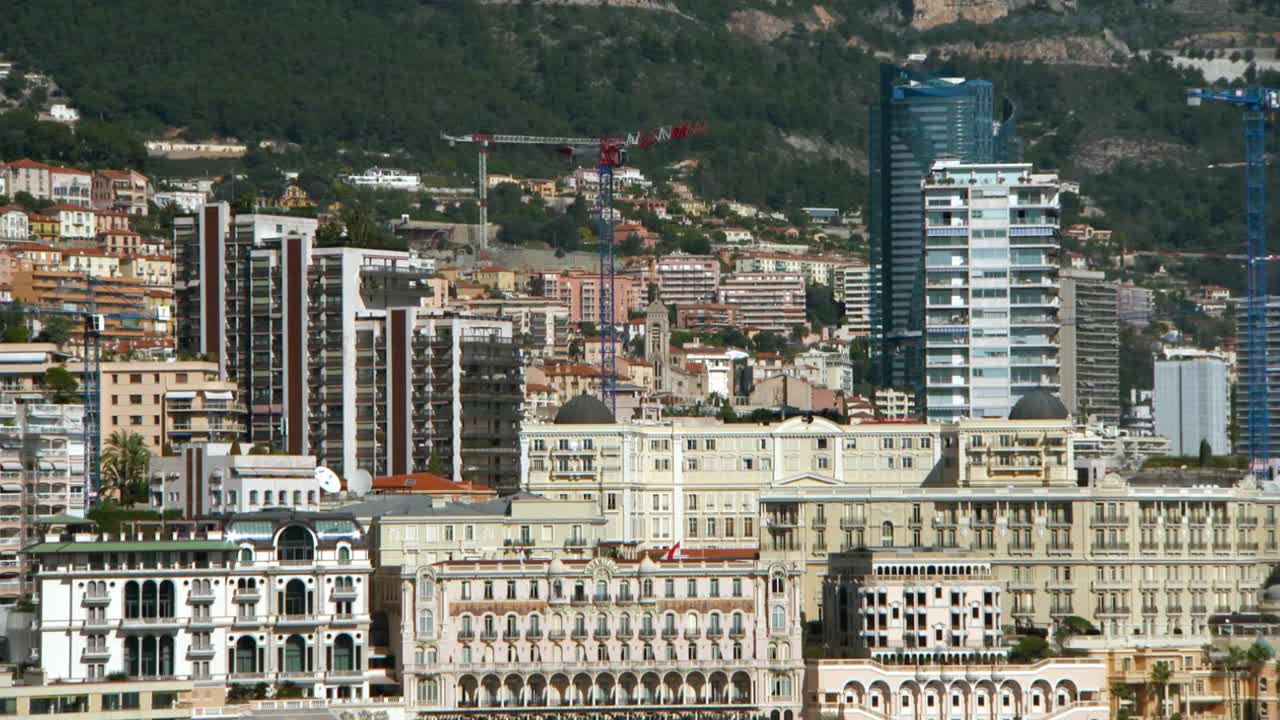 摩纳哥蒙特卡洛，密集拥挤的海岸线上的公寓楼，高楼大厦和起伏的山丘视频下载