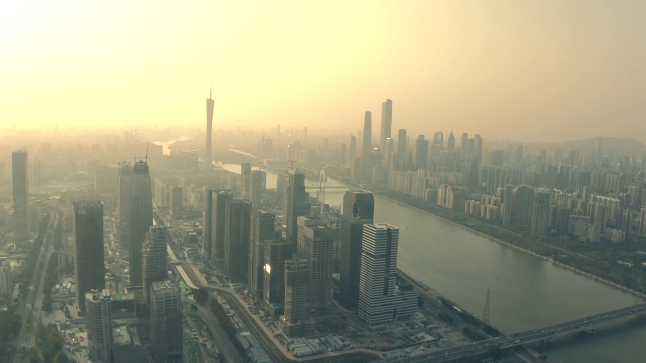 广州新老城镇的空中日落录像视频素材