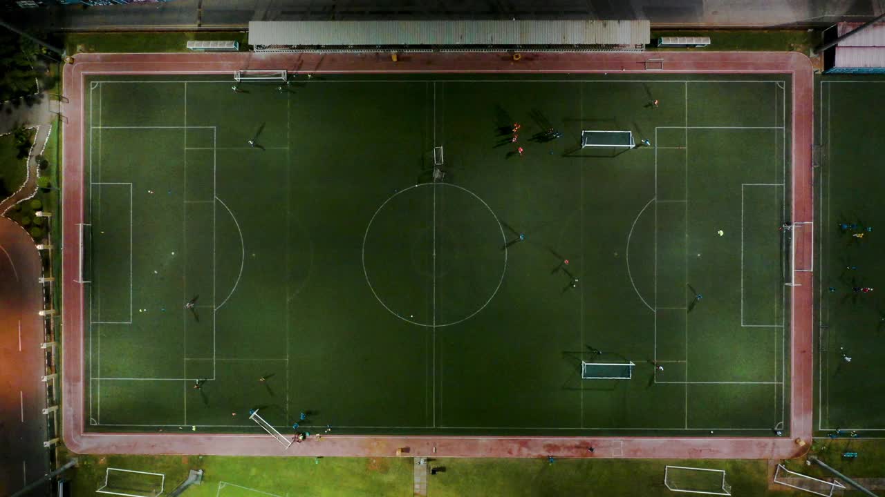 足球训练，从上面的足球场看视频下载