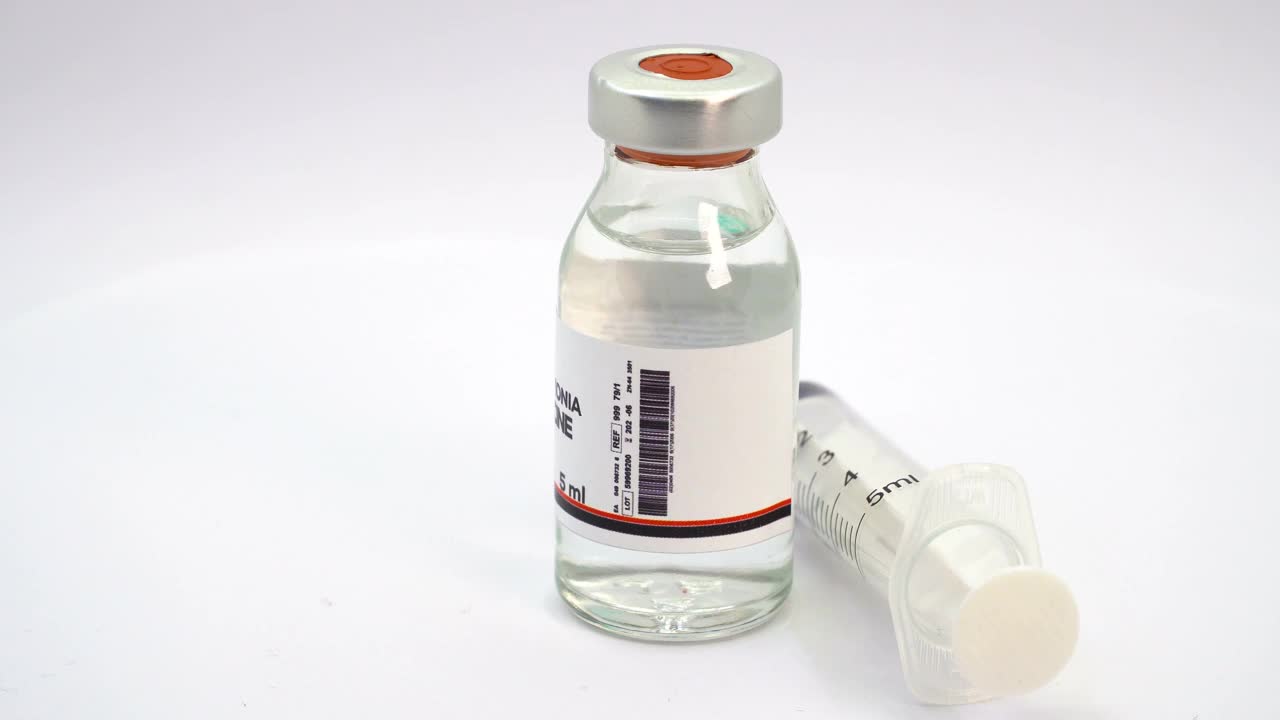 肺炎疫苗和注射器视频素材