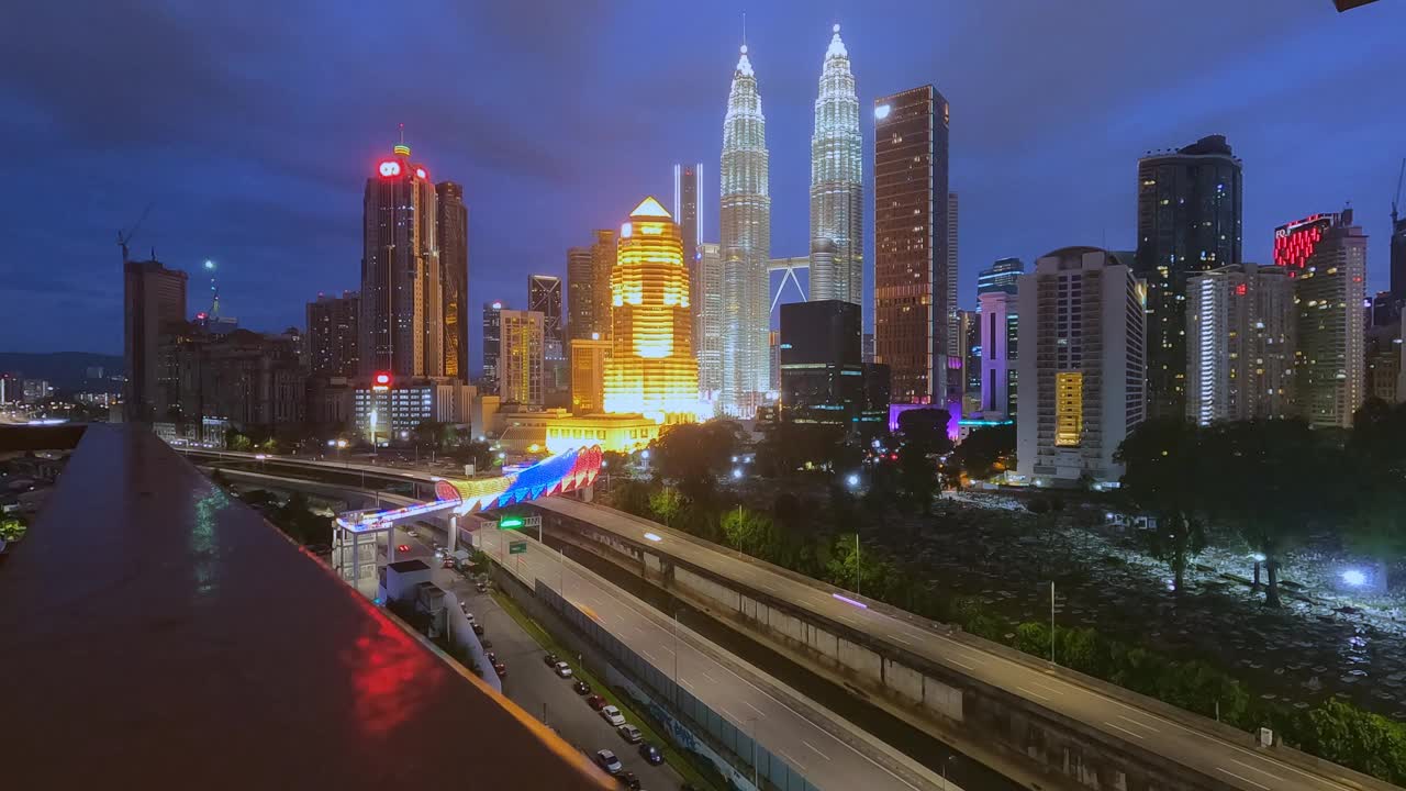 Lintasan Saloma的黄昏步行桥连接吉隆坡的新旧城市视频下载