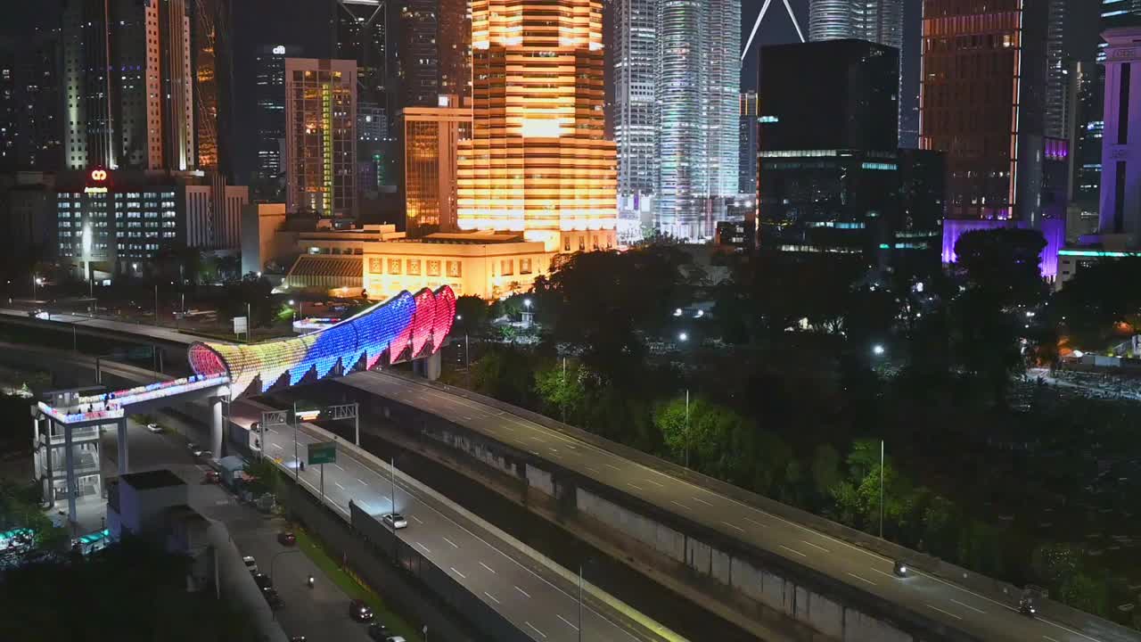 黄昏的Lintasan Saloma人行天桥连接着吉隆坡的新旧城市视频下载