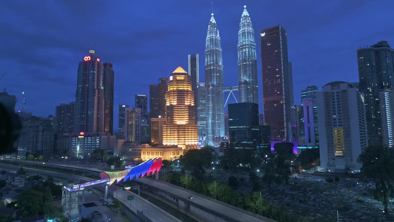 黄昏的Lintasan Saloma人行天桥连接着吉隆坡的新旧城市视频下载