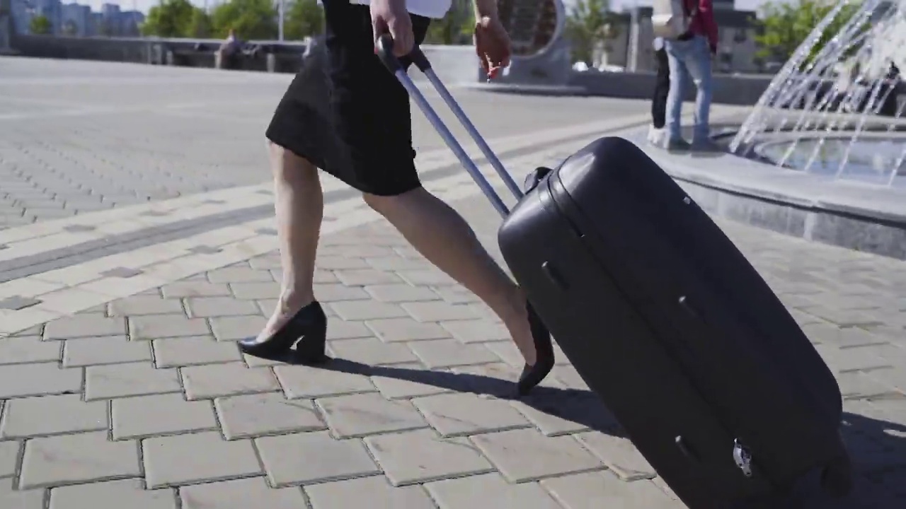 亚洲女商人带着行李去机场视频素材
