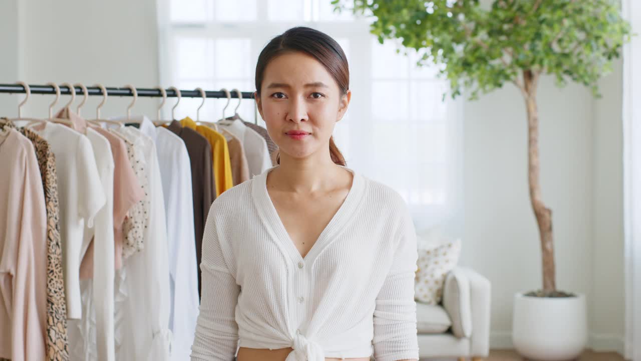 POV亚洲女网红卖家直播销售服装，用于在线社交营销视频购买