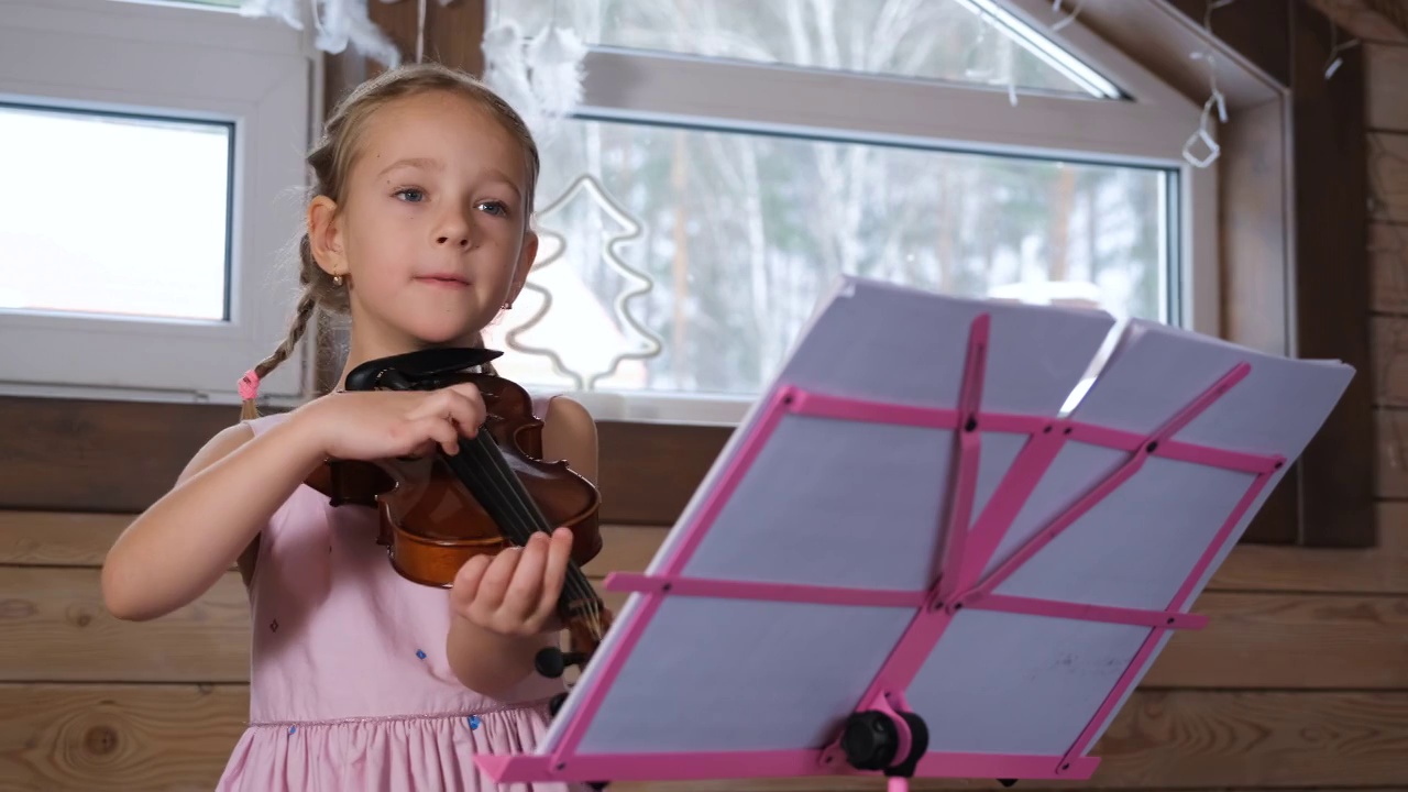 创意儿童在家里用小提琴演奏歌曲视频素材