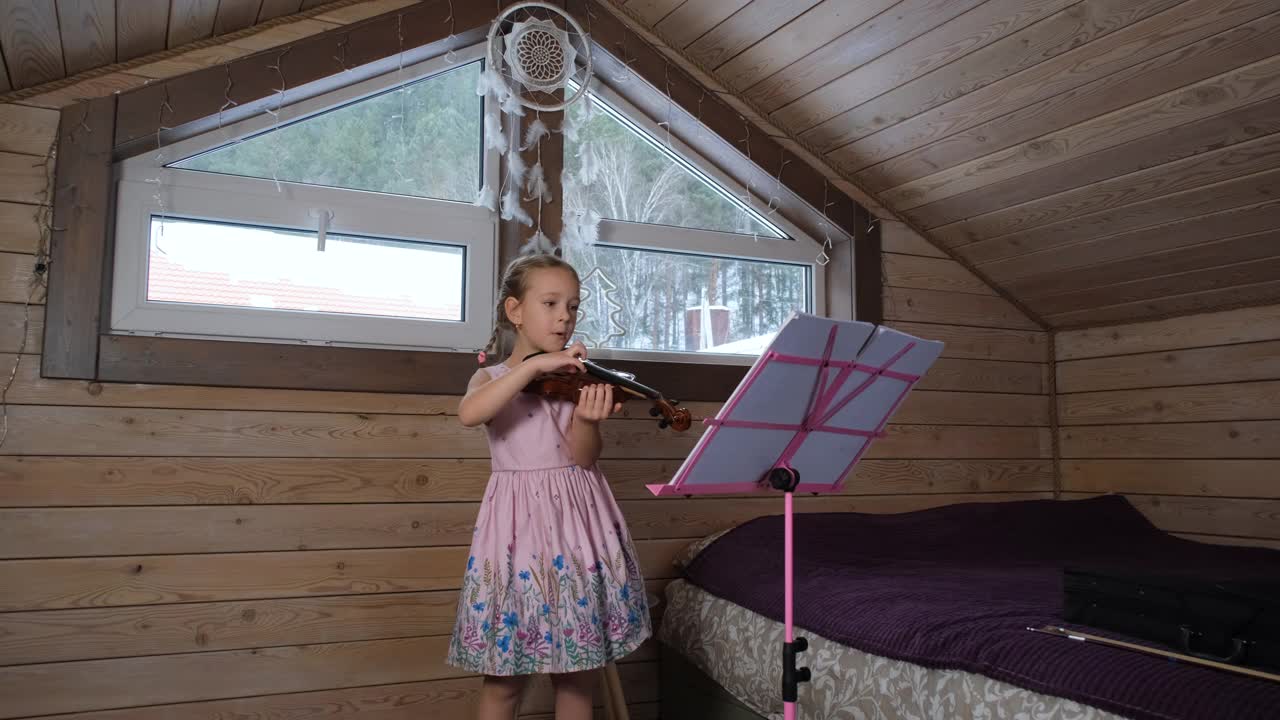 小女孩在阁楼上拉小提琴视频素材
