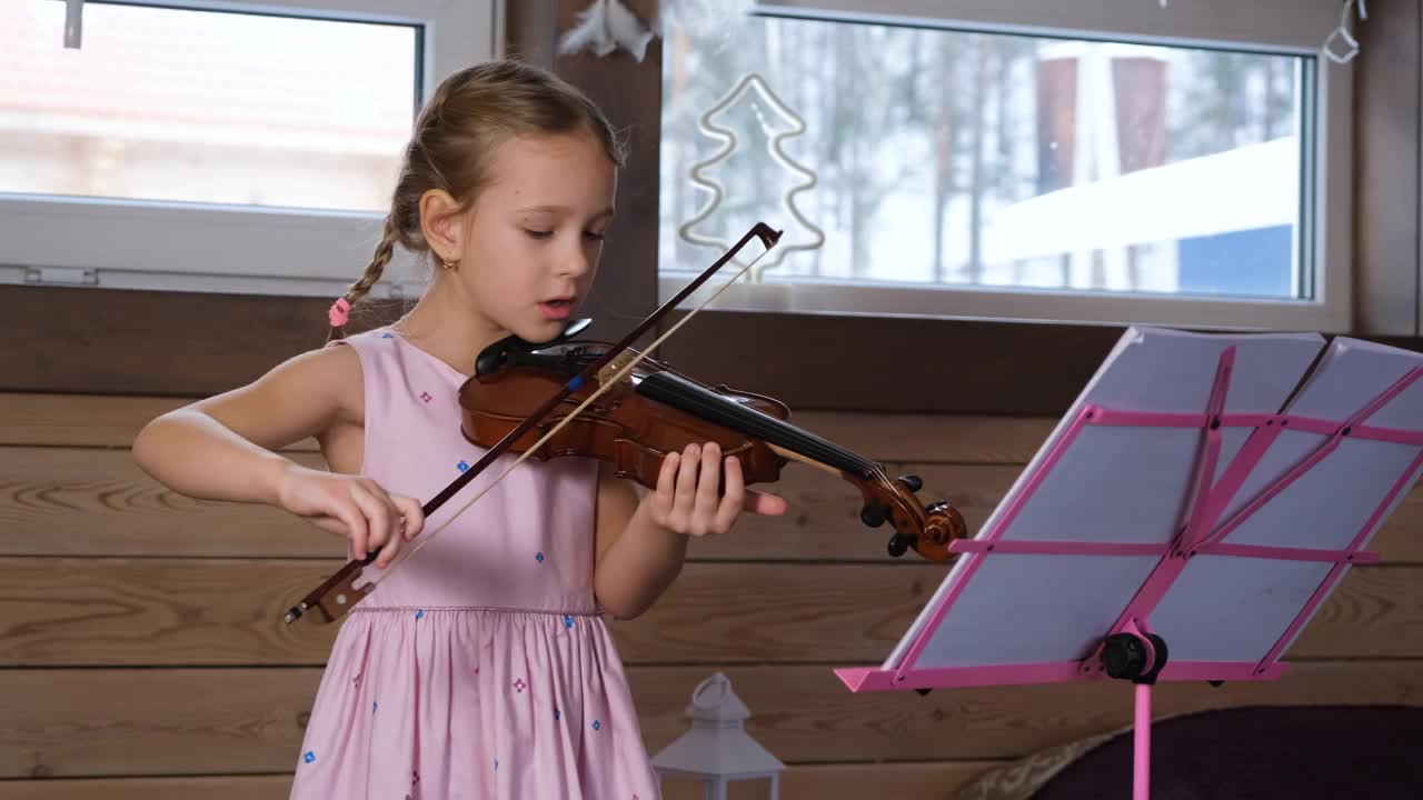 可爱的小小提琴家在家练习视频素材