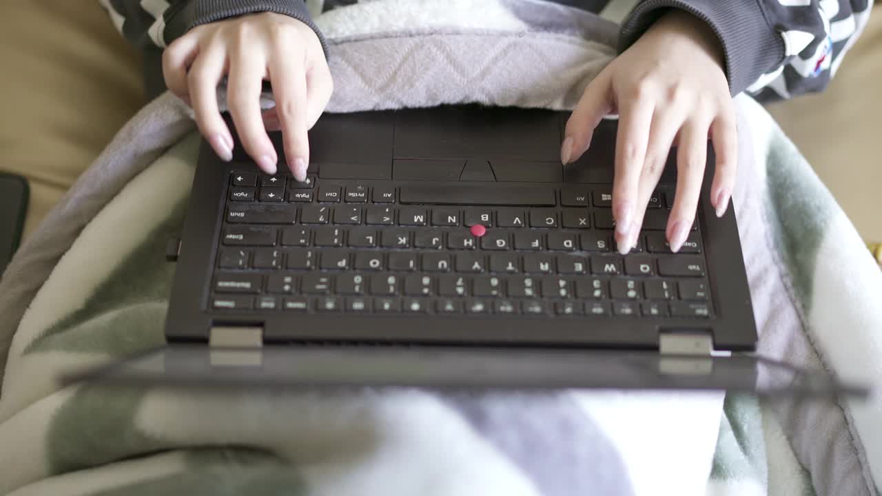 在键盘上打字的工作场景视频下载