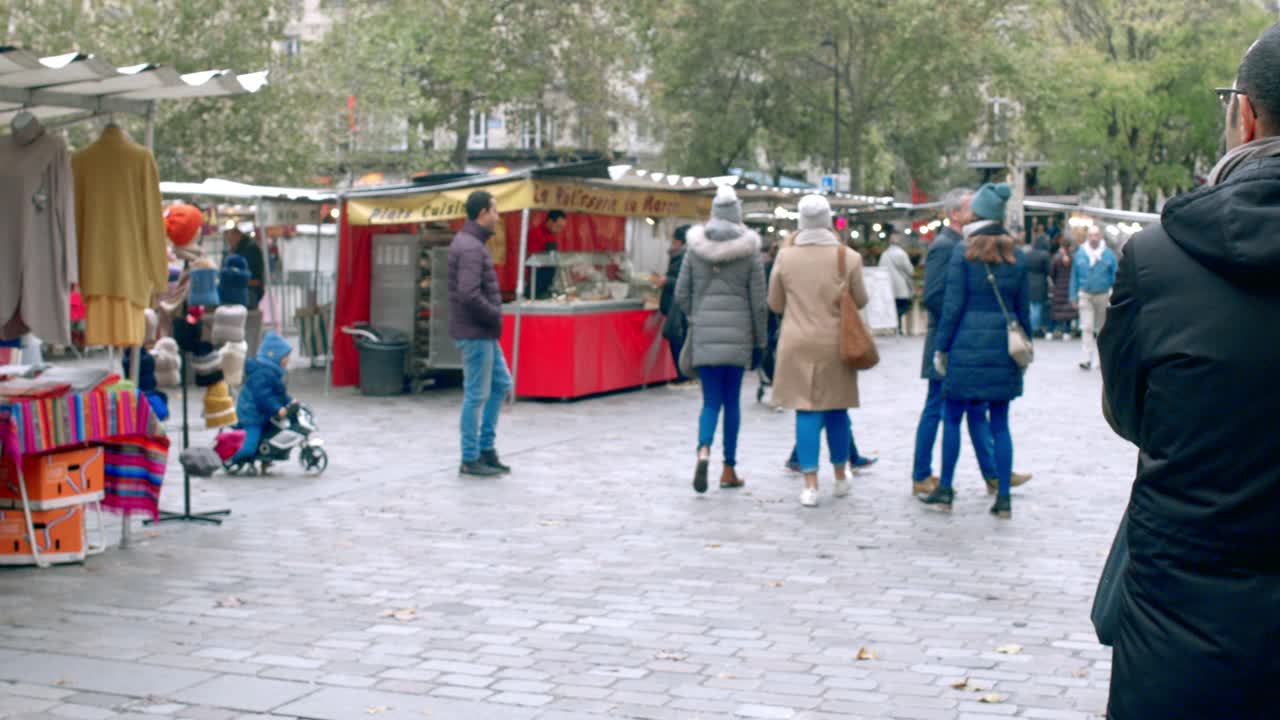 巴黎玛莱区农贸市场上的法国人视频下载