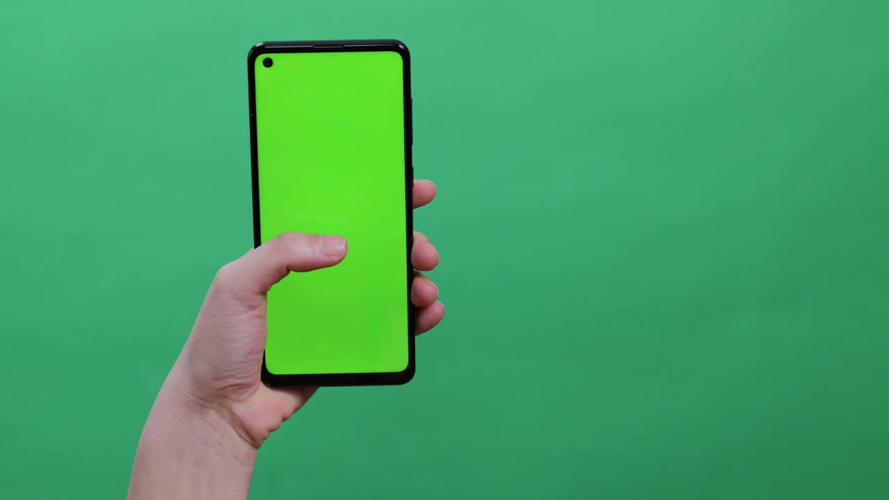 女人拿着智能手机在色度键绿色背景视频素材