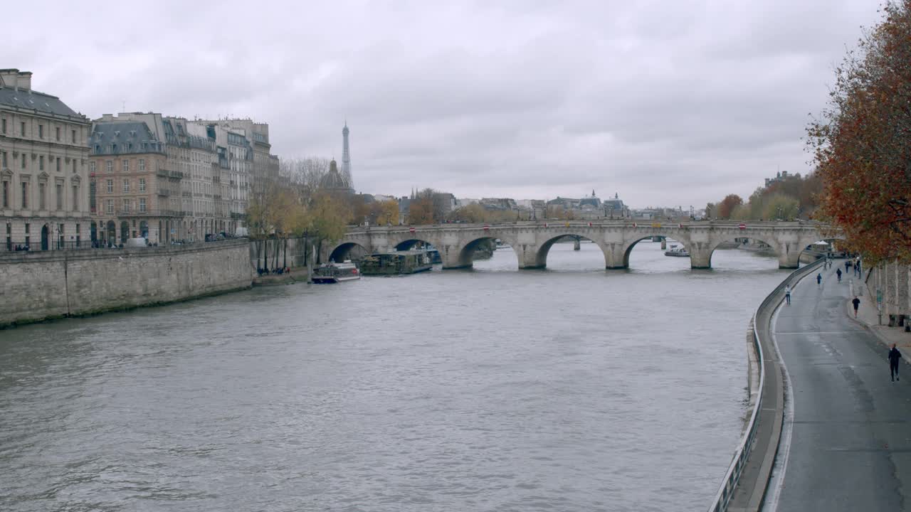 他的河Riverbank有Neuf andîle de la Cité视频素材