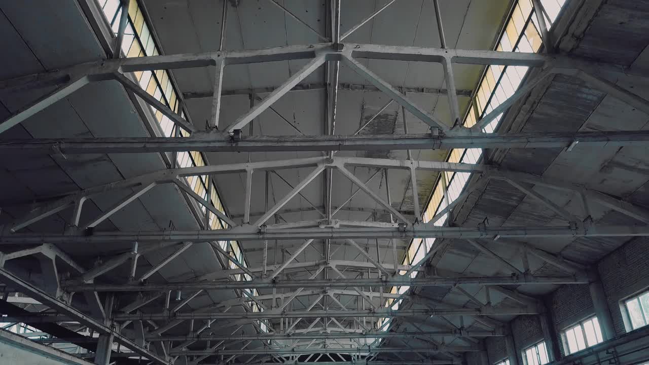 金属企业车间里高大的天花板。摄像机是动态拍摄的视频素材