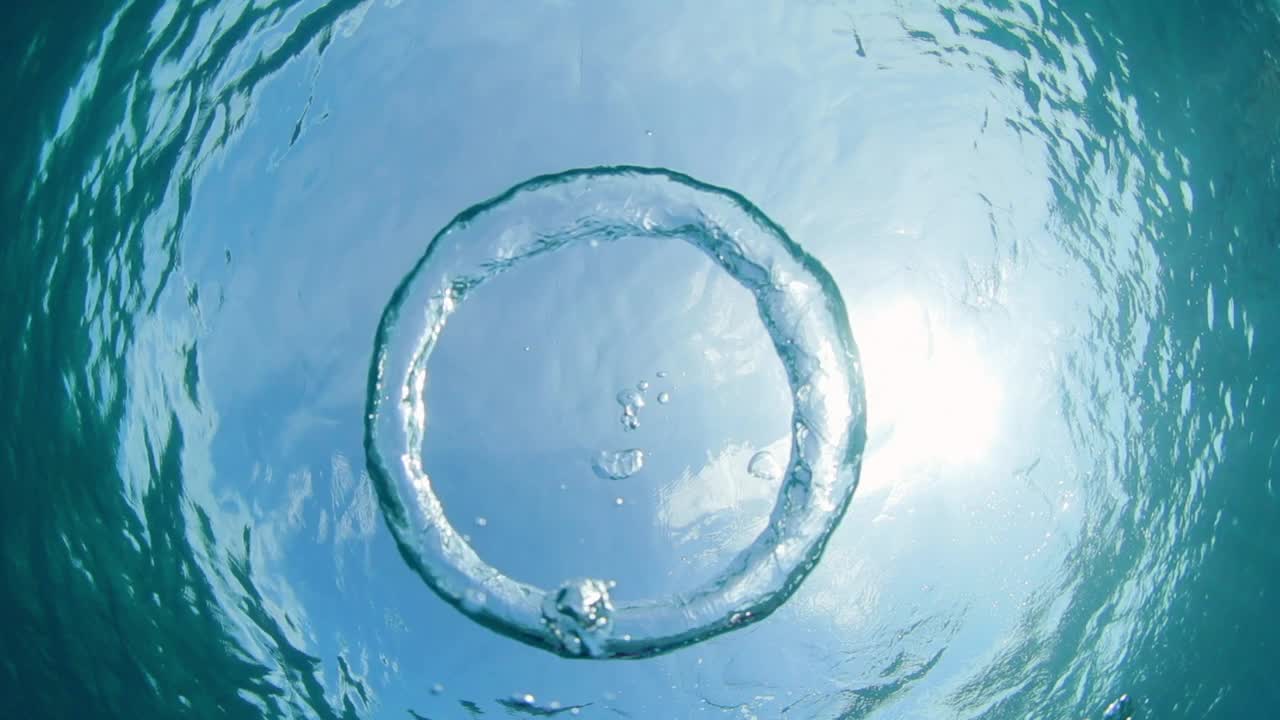 阳光明媚的一天，马尔代夫南马累环礁海底气泡环的慢镜头视频下载