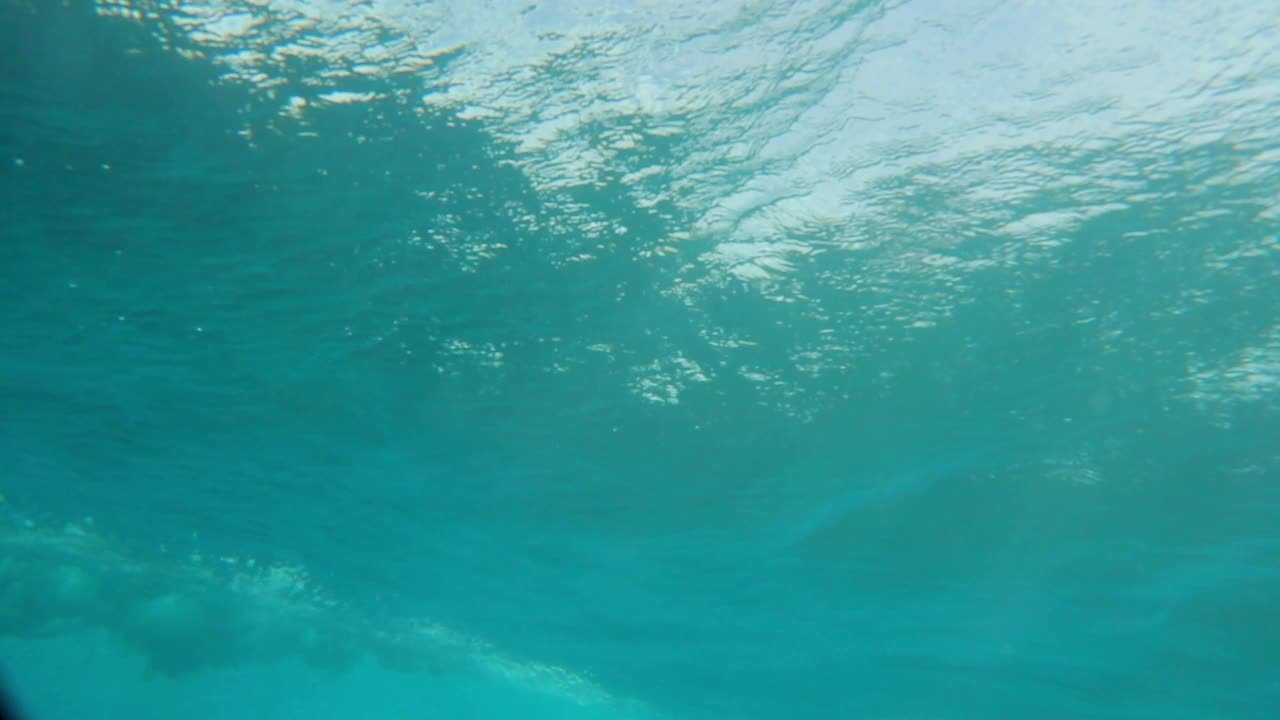 水下海浪溅水的慢运动-马尔代夫南马累环礁视频下载