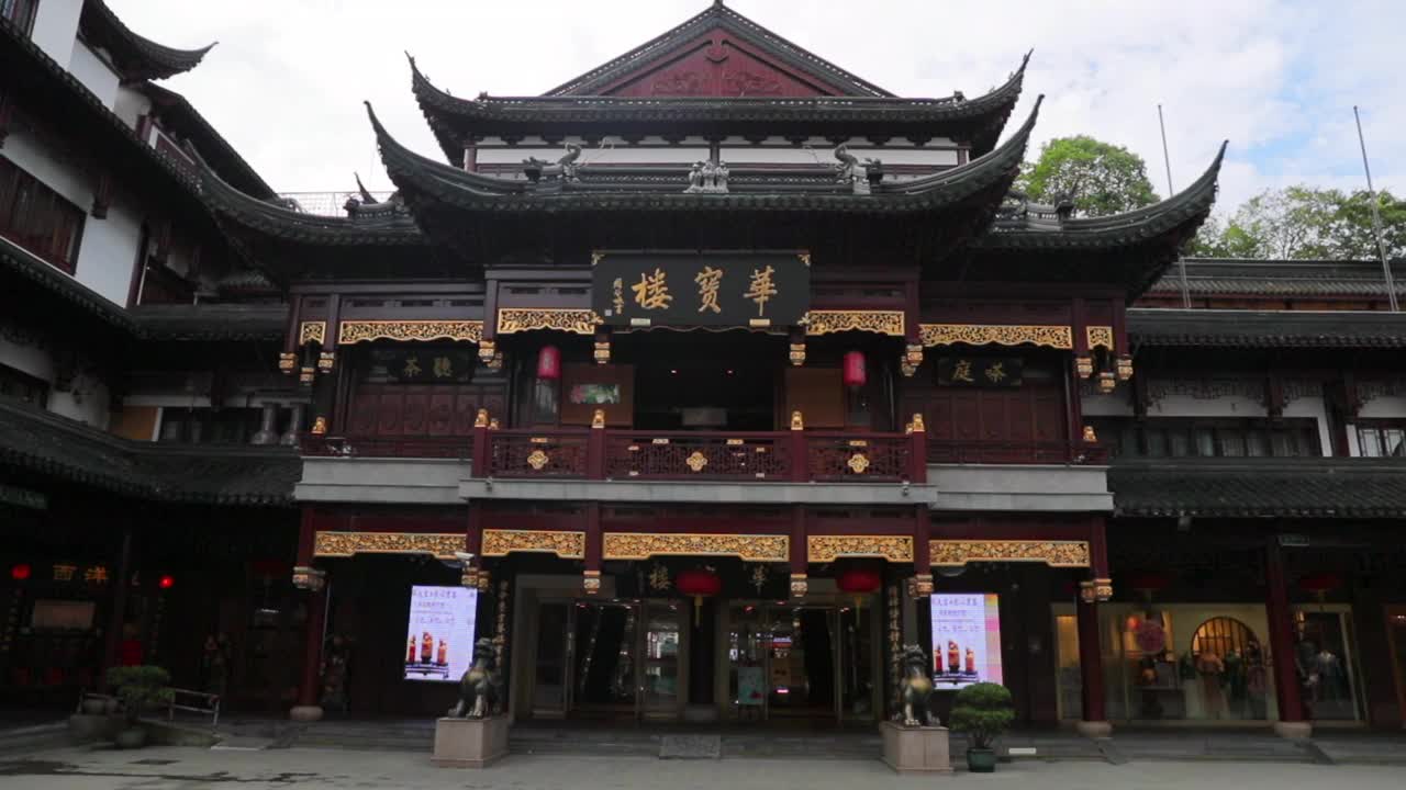 中国上海，对着天空拍摄的传统建筑立面视频素材