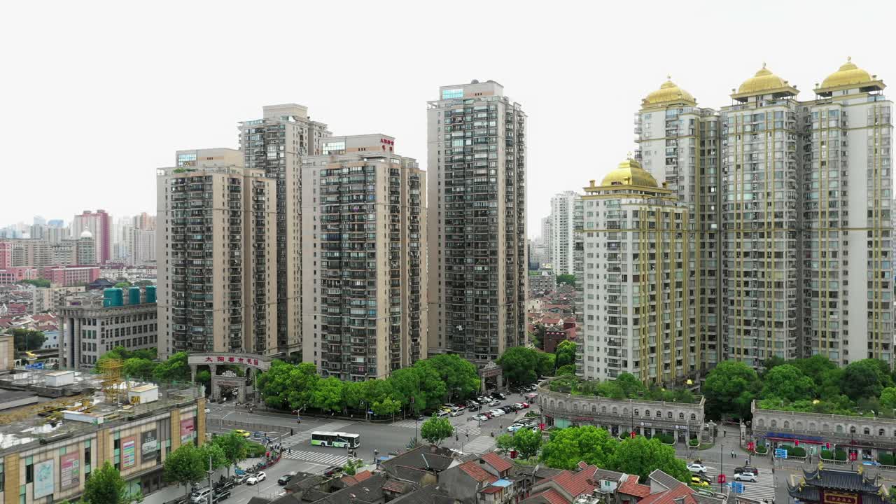 空中拍摄城市中的住宅建筑，无人机向前飞向建筑物-上海，中国视频下载