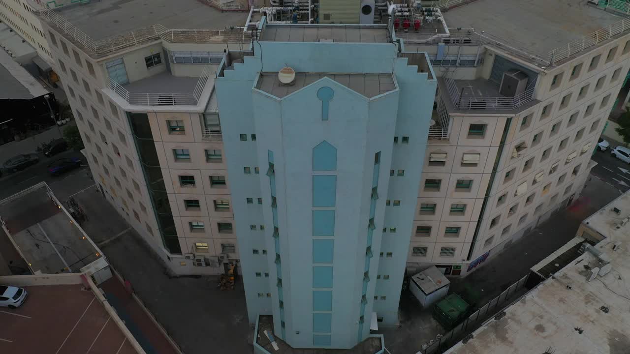 空中倾斜拍摄的公寓大楼在城市日落，无人机向后飞行在现代城市景观-特拉维夫，以色列视频素材