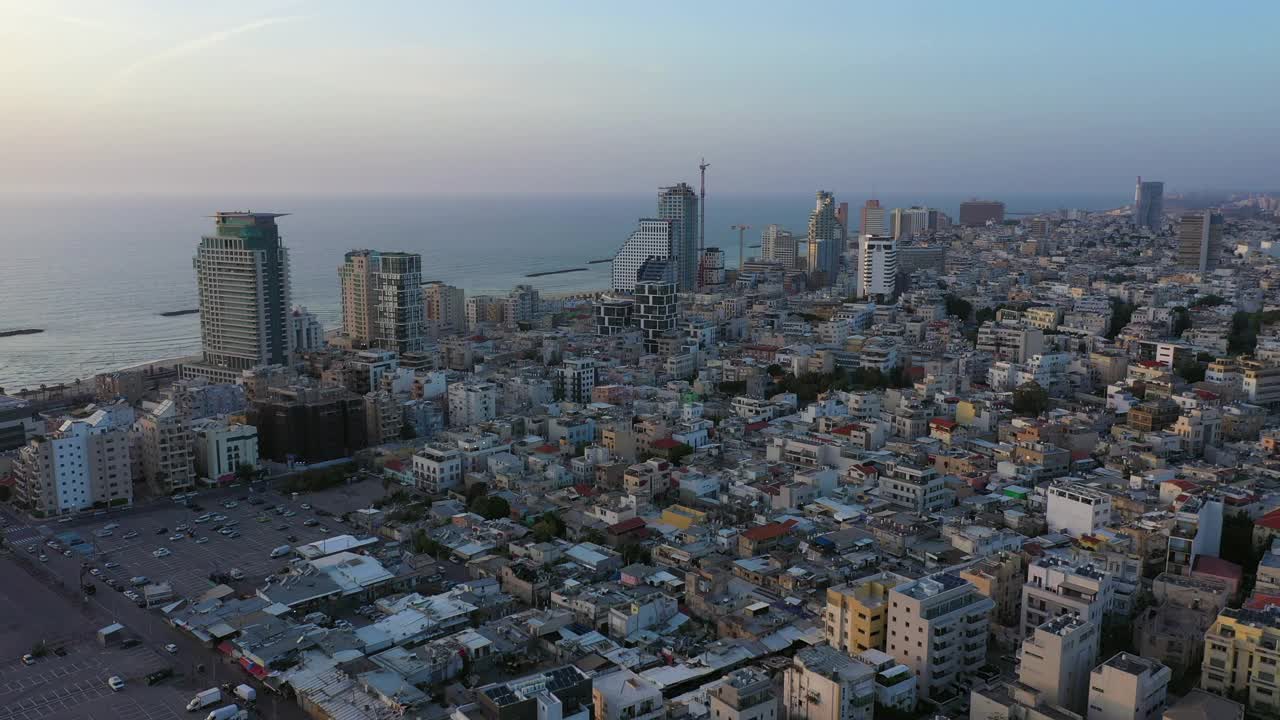 空中拍摄的城市景观在日落的天空，无人机下降前城市-特拉维夫，以色列视频素材