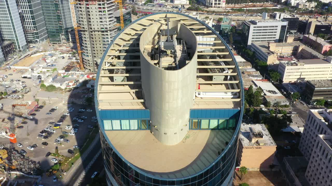 空中倾斜拍摄的现代摩天大楼在街道上的车辆，无人机飞过城市在晴天-特拉维夫，以色列视频素材