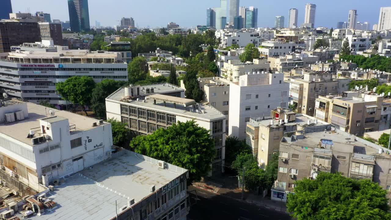空中拍摄的城市景观与现代摩天大楼对天空，无人机上升的城市在晴朗的一天-特拉维夫，以色列视频素材