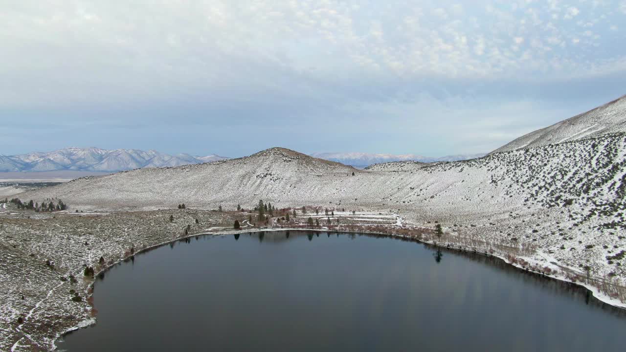 航拍的雪山和定罪湖对天空，无人机飞行在白色的景观在冬天-猛犸湖，加利福尼亚视频素材