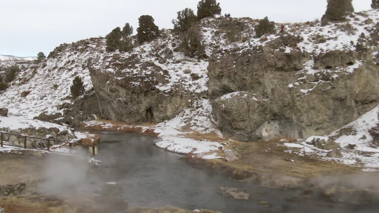 航拍:无人机在热溪地质地点上移动，在冬天的雪中释放蒸汽——猛犸象湖，加利福尼亚视频素材