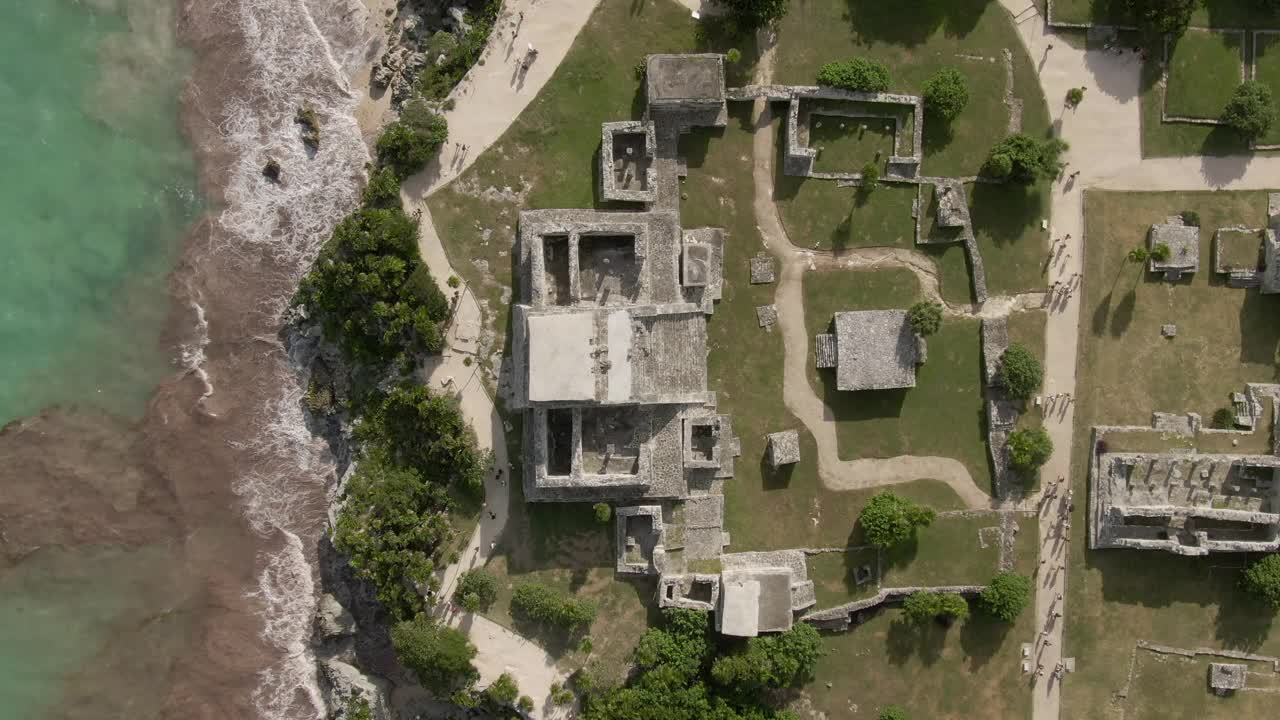 在晴朗的日子里，无人机飞过著名历史地标的游客，从空中俯瞰图卢姆废墟视频素材