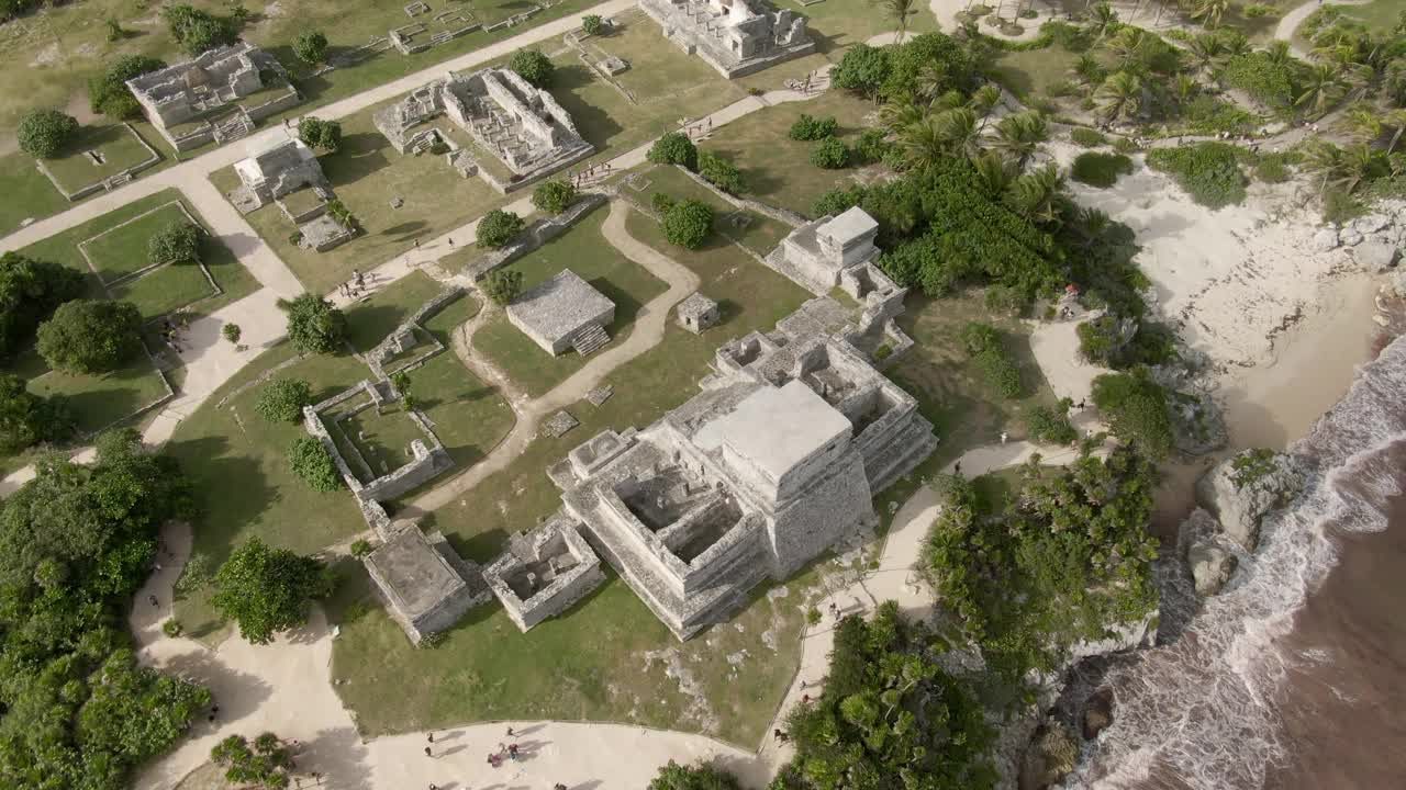 游客在晴朗的日子里探索图卢姆废墟的航拍，无人机降落在著名历史地标的上空视频素材