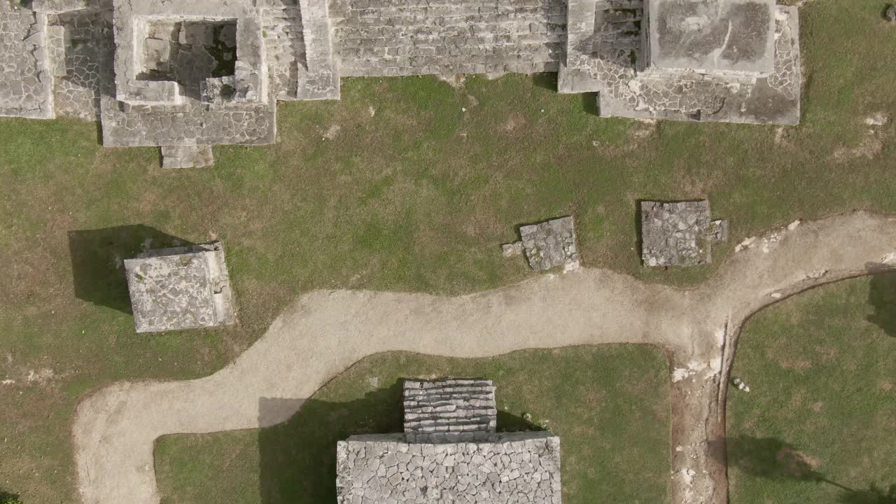 空中俯瞰人们探索图卢姆废墟在晴朗的一天，无人机上升在著名的历史地标游客视频素材