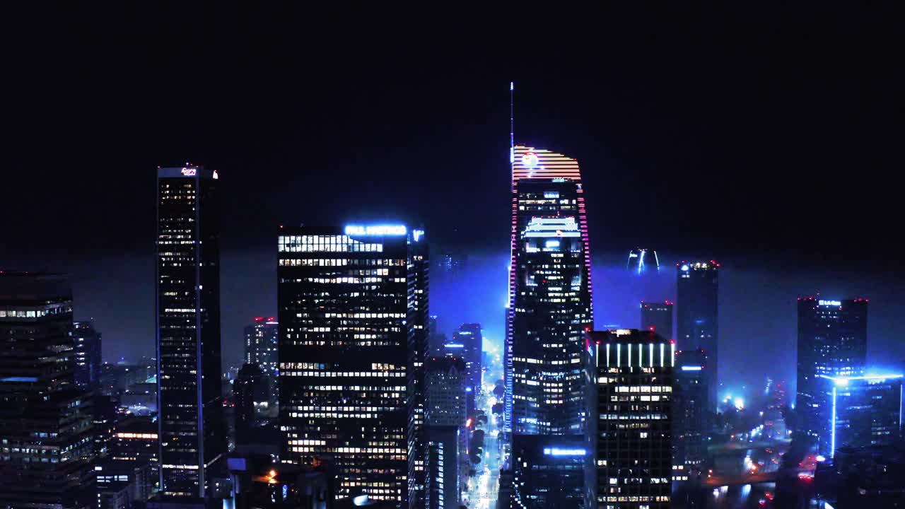 航拍照明现代摩天大楼在城市的夜晚，无人机下降在高层建筑-洛杉矶，加利福尼亚视频素材