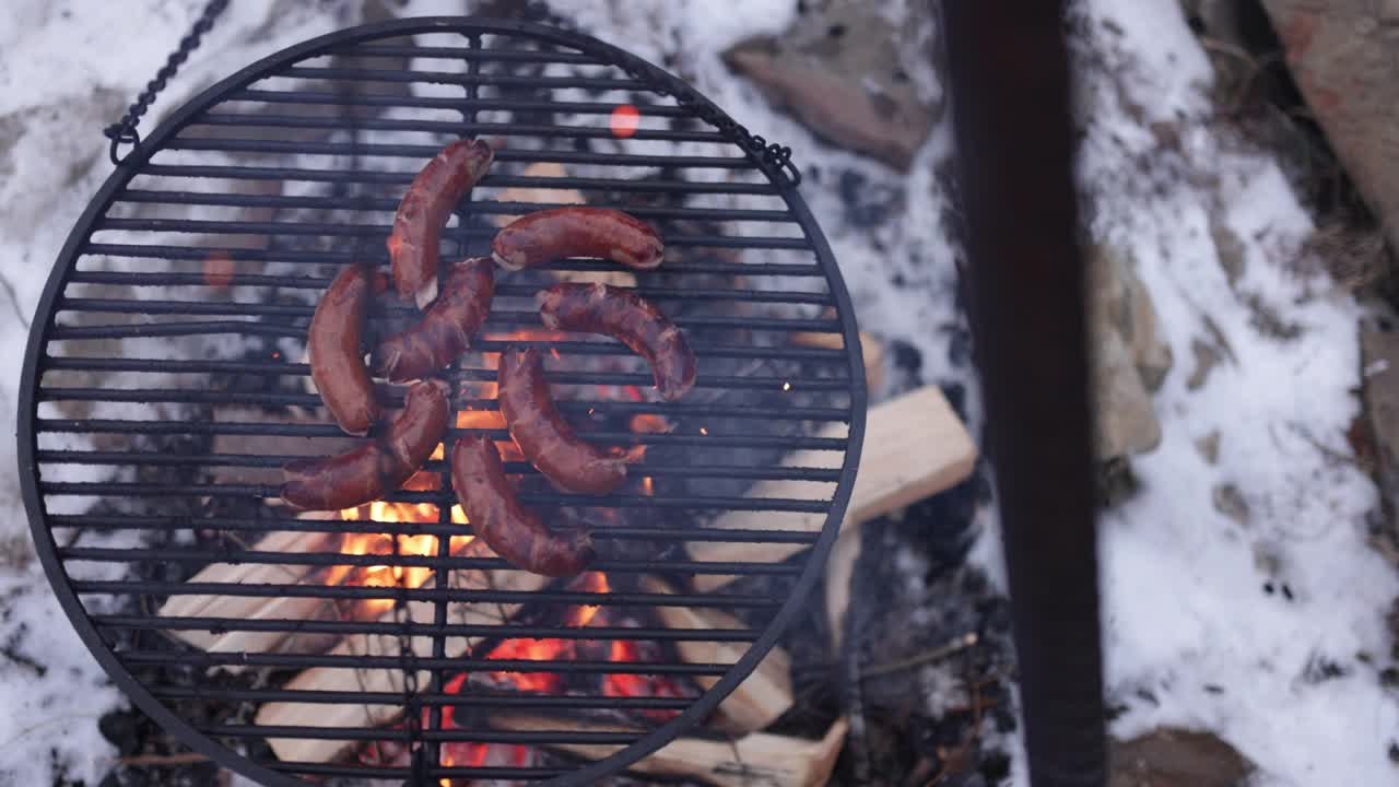 后院篝火上烤香肠的镜头。视频下载
