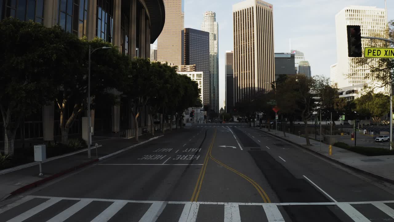 空中拍摄的现代摩天大楼在市中心对天空，无人机上升在城市在日落-洛杉矶，加利福尼亚视频下载