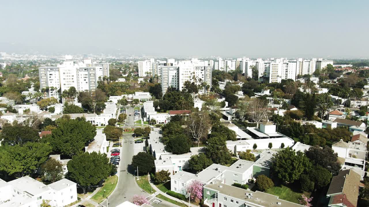 空中倾斜向下拍摄的住宅建筑在城市的天空，无人机向前飞行的城市景观在阳光明媚的一天-洛杉矶，加利福尼亚视频素材