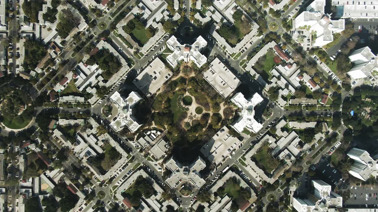 在阳光明媚的一天，无人机在房屋上空降落的城市住宅鸟瞰图-洛杉矶，加利福尼亚视频素材